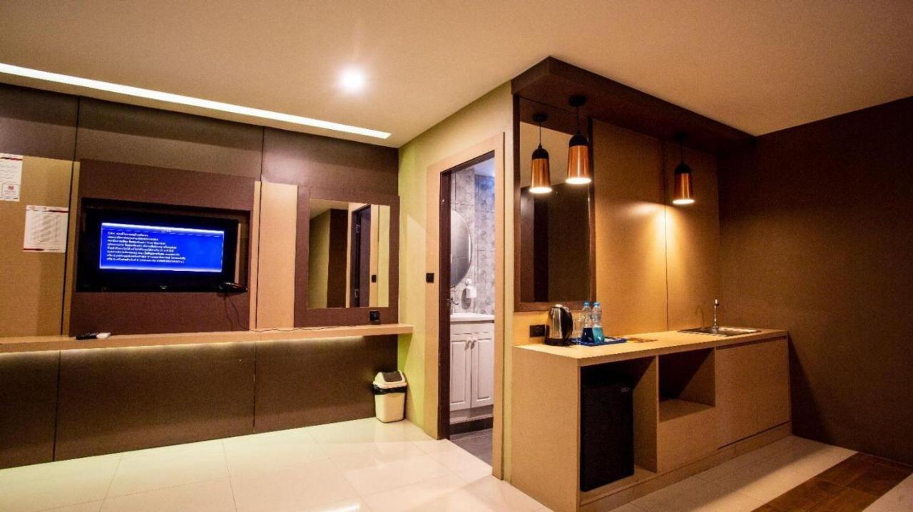 Hotel Grande Classic By Goad Avadhess Hospitality 1 Km Walking Street